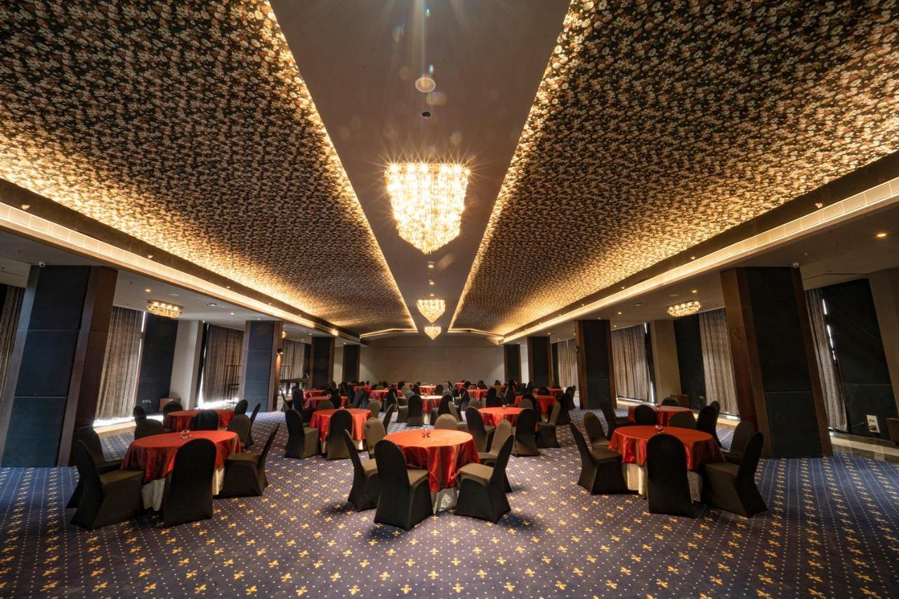 Essentia Luxury Hotel Индор Екстериор снимка