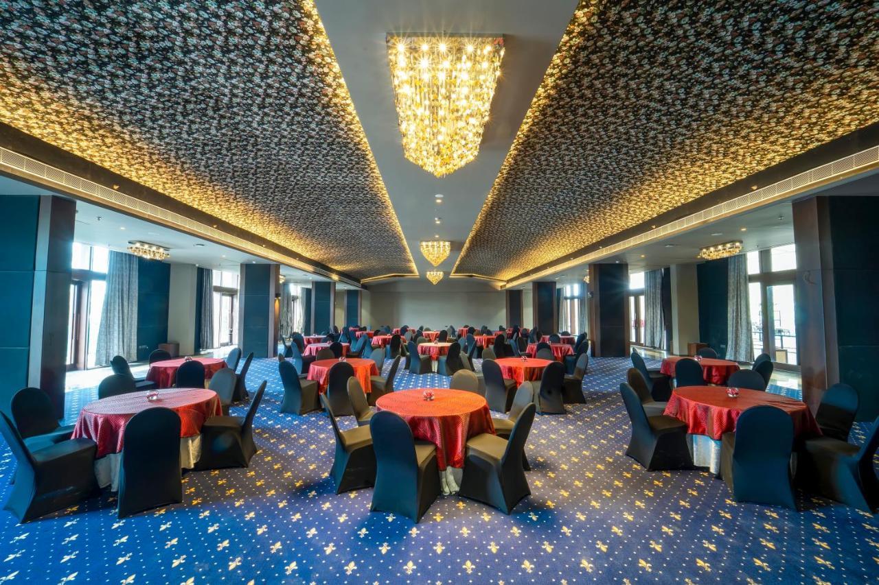 Essentia Luxury Hotel Индор Екстериор снимка