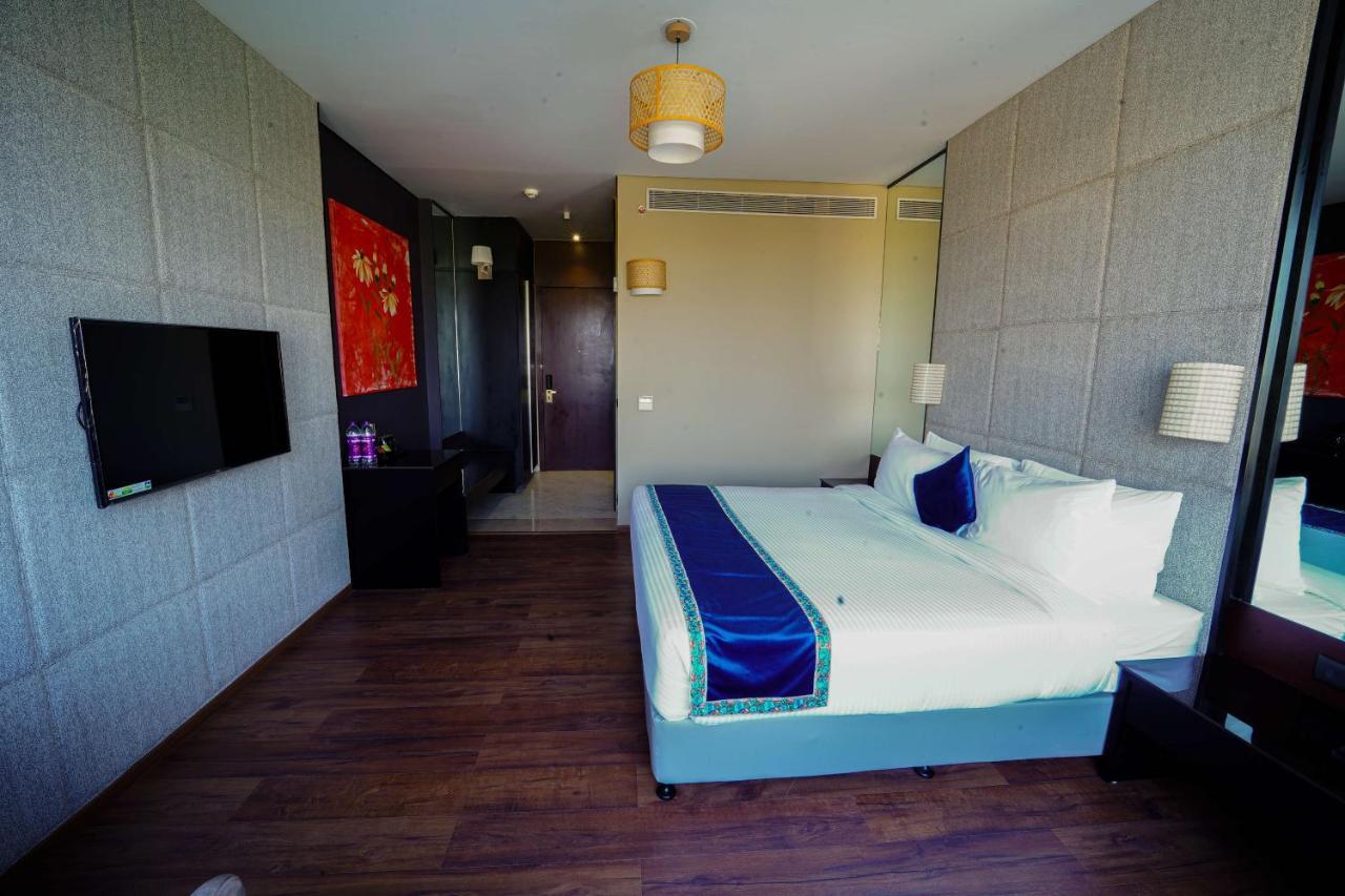 Essentia Luxury Hotel Индор Екстериор снимка