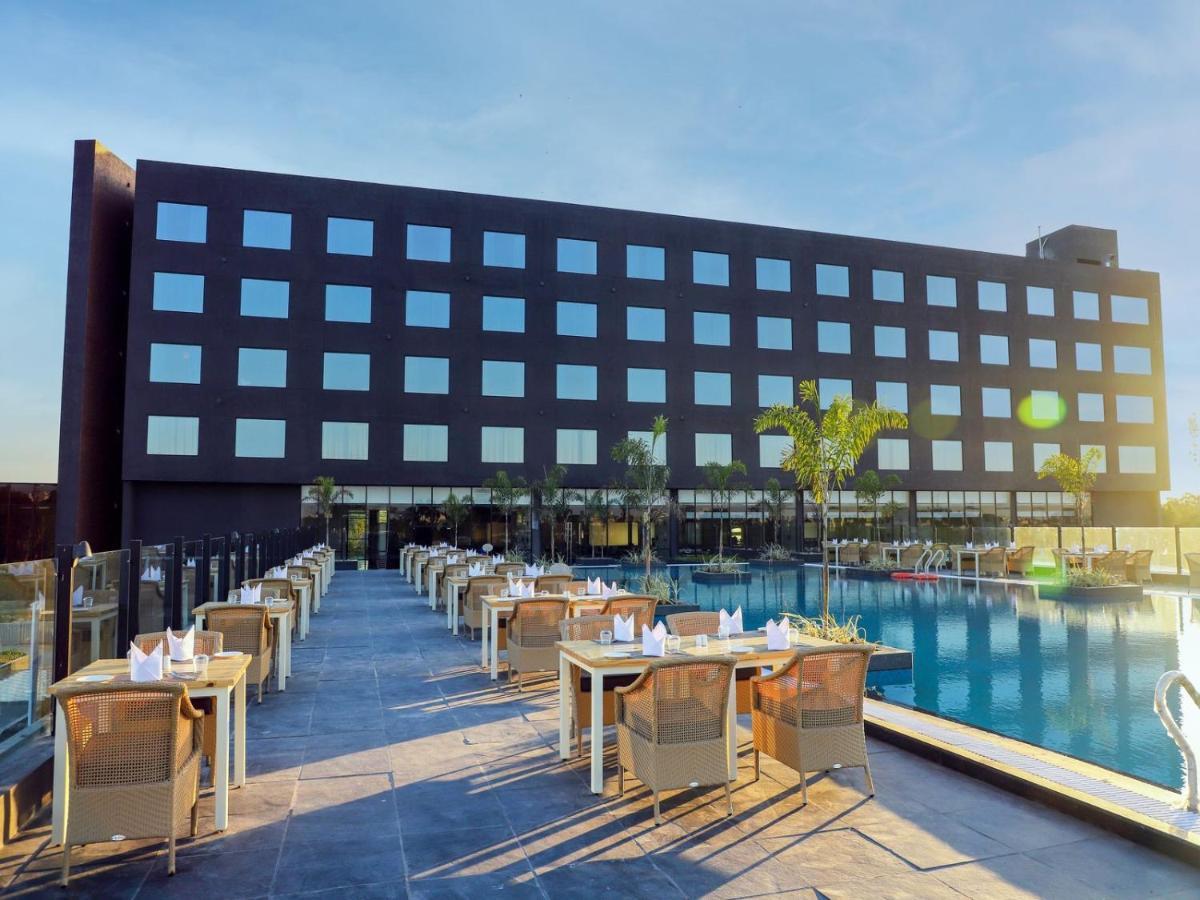 Essentia Luxury Hotel Индор Екстериор снимка