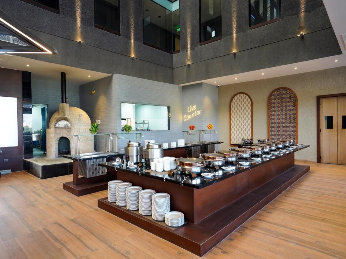 Essentia Luxury Hotel Индор Екстериор снимка