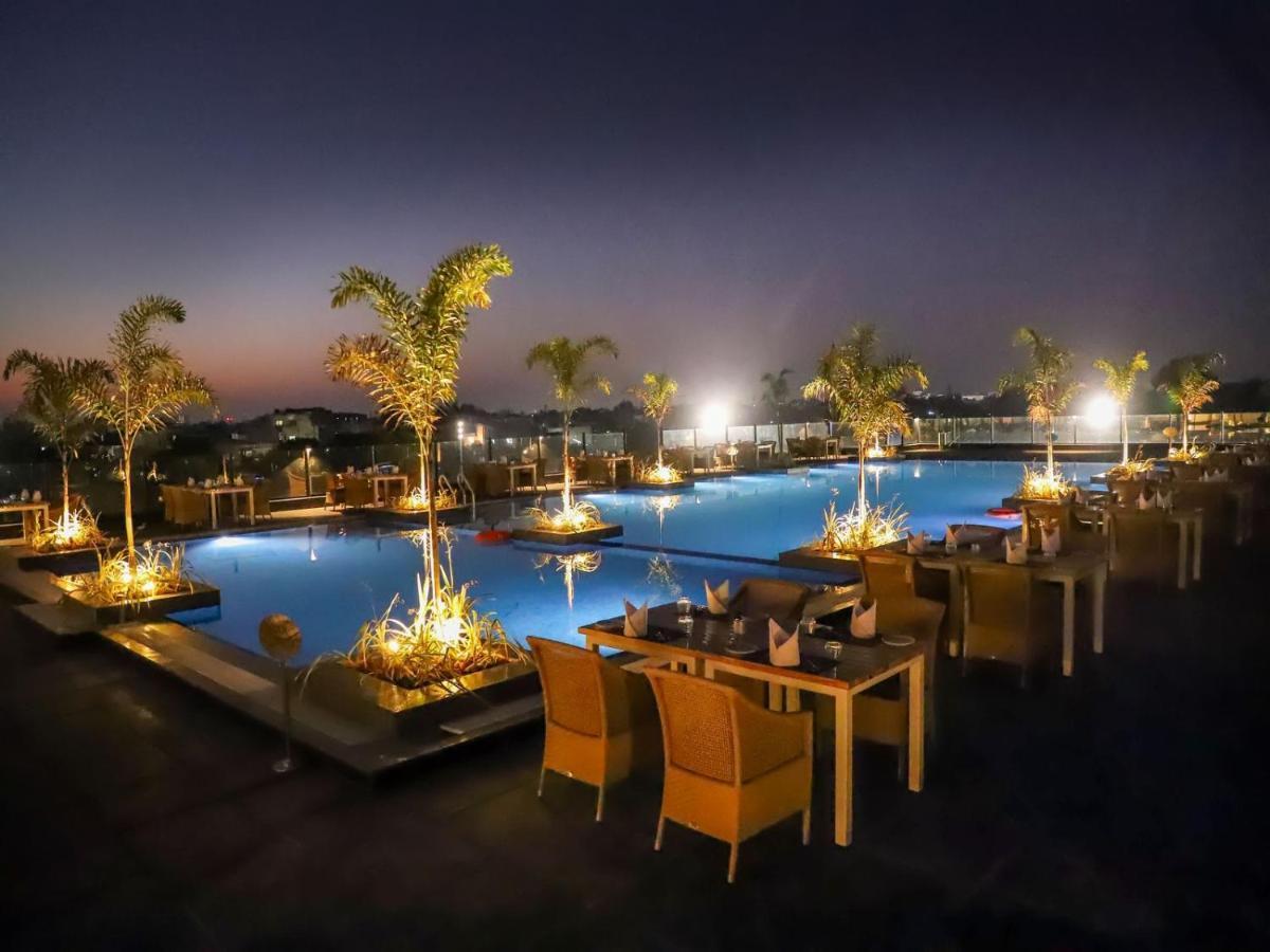 Essentia Luxury Hotel Индор Екстериор снимка