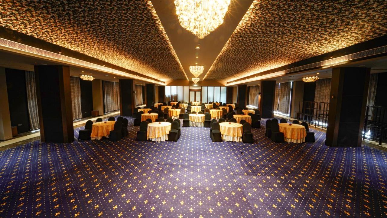 Essentia Luxury Hotel Индор Екстериор снимка