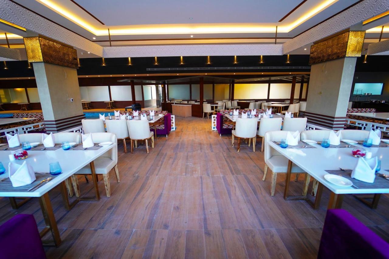 Essentia Luxury Hotel Индор Екстериор снимка