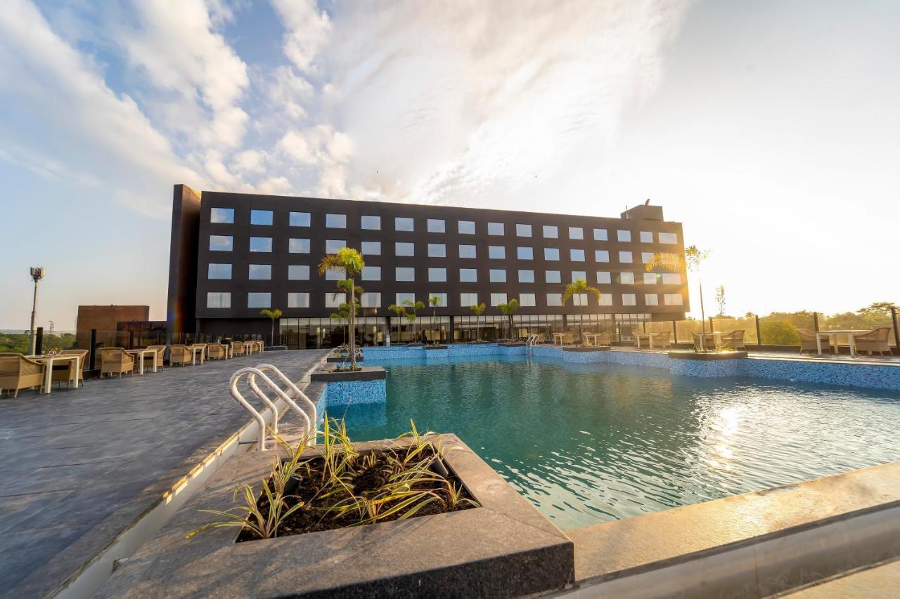 Essentia Luxury Hotel Индор Екстериор снимка