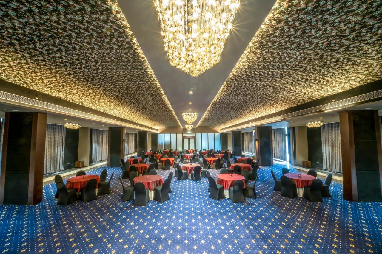 Essentia Luxury Hotel Индор Екстериор снимка