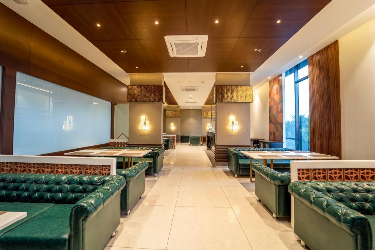 Essentia Luxury Hotel Индор Екстериор снимка