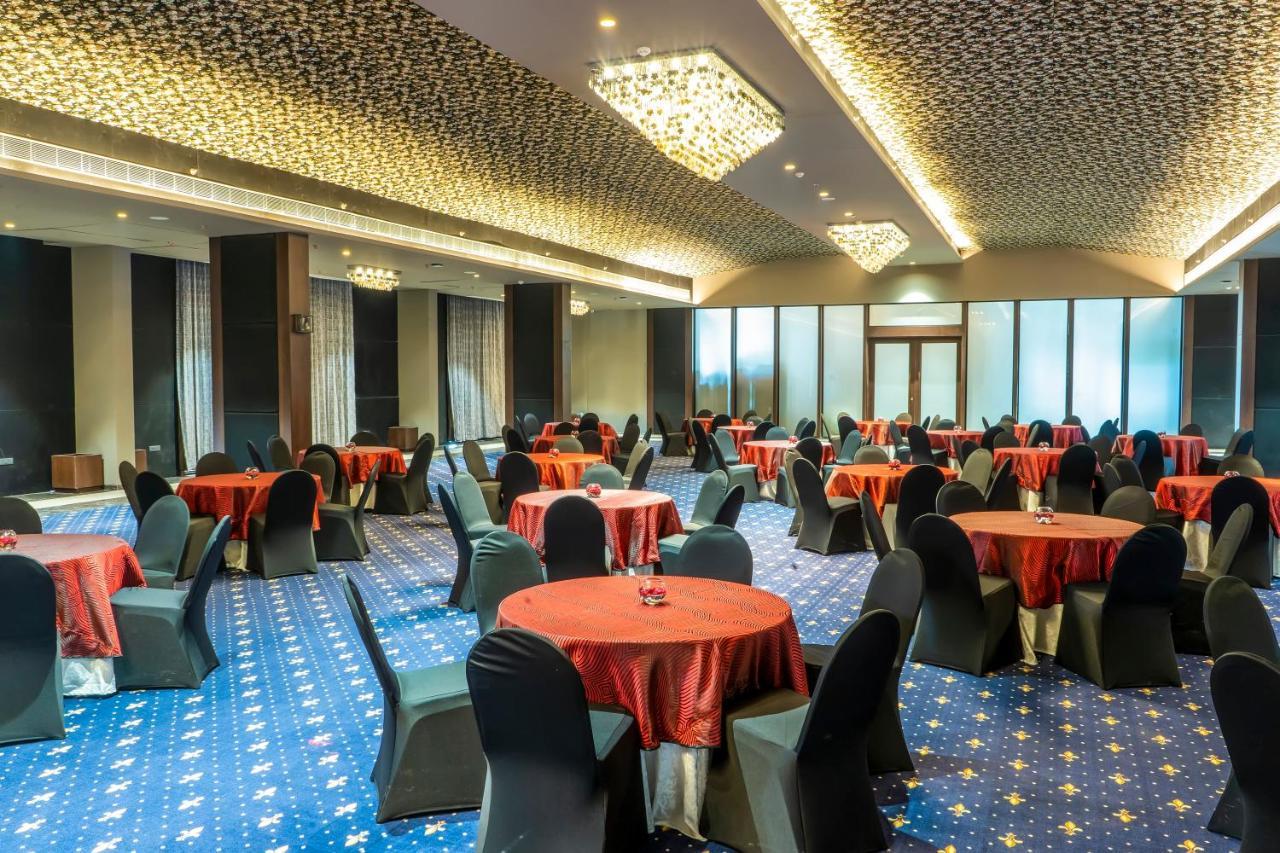 Essentia Luxury Hotel Индор Екстериор снимка