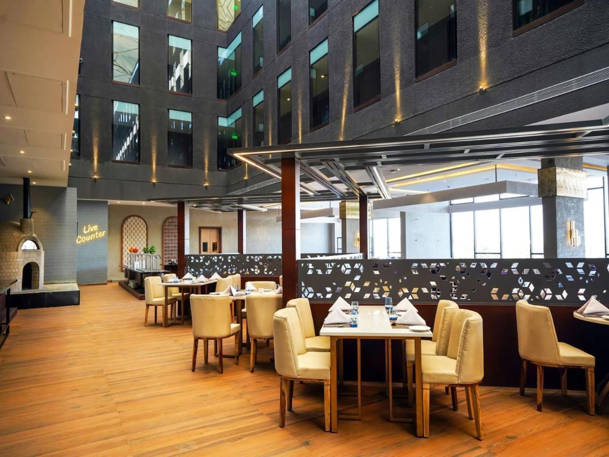 Essentia Luxury Hotel Индор Екстериор снимка