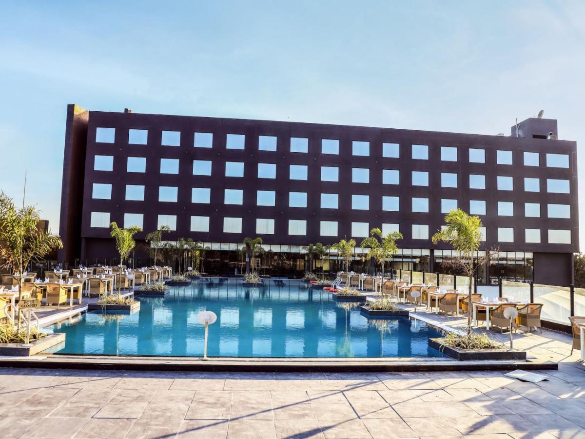 Essentia Luxury Hotel Индор Екстериор снимка