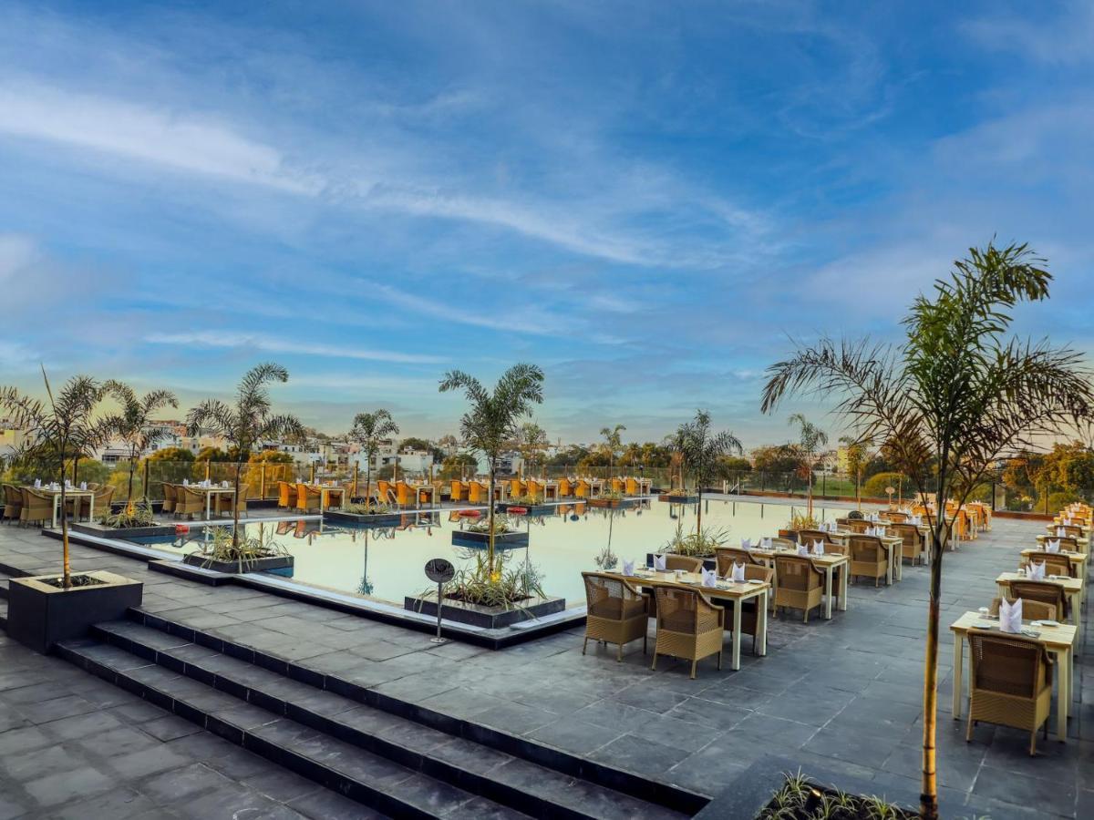 Essentia Luxury Hotel Индор Екстериор снимка