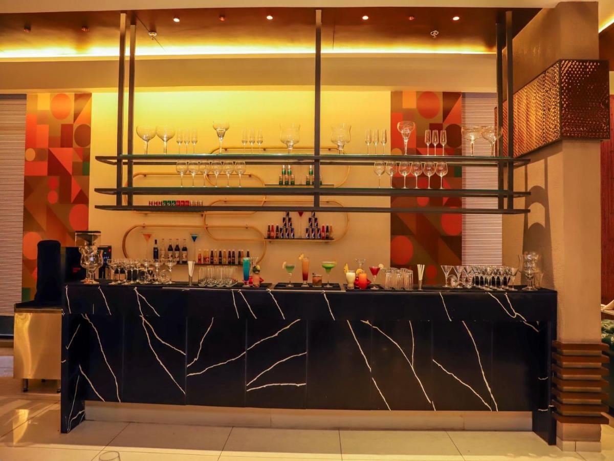 Essentia Luxury Hotel Индор Екстериор снимка