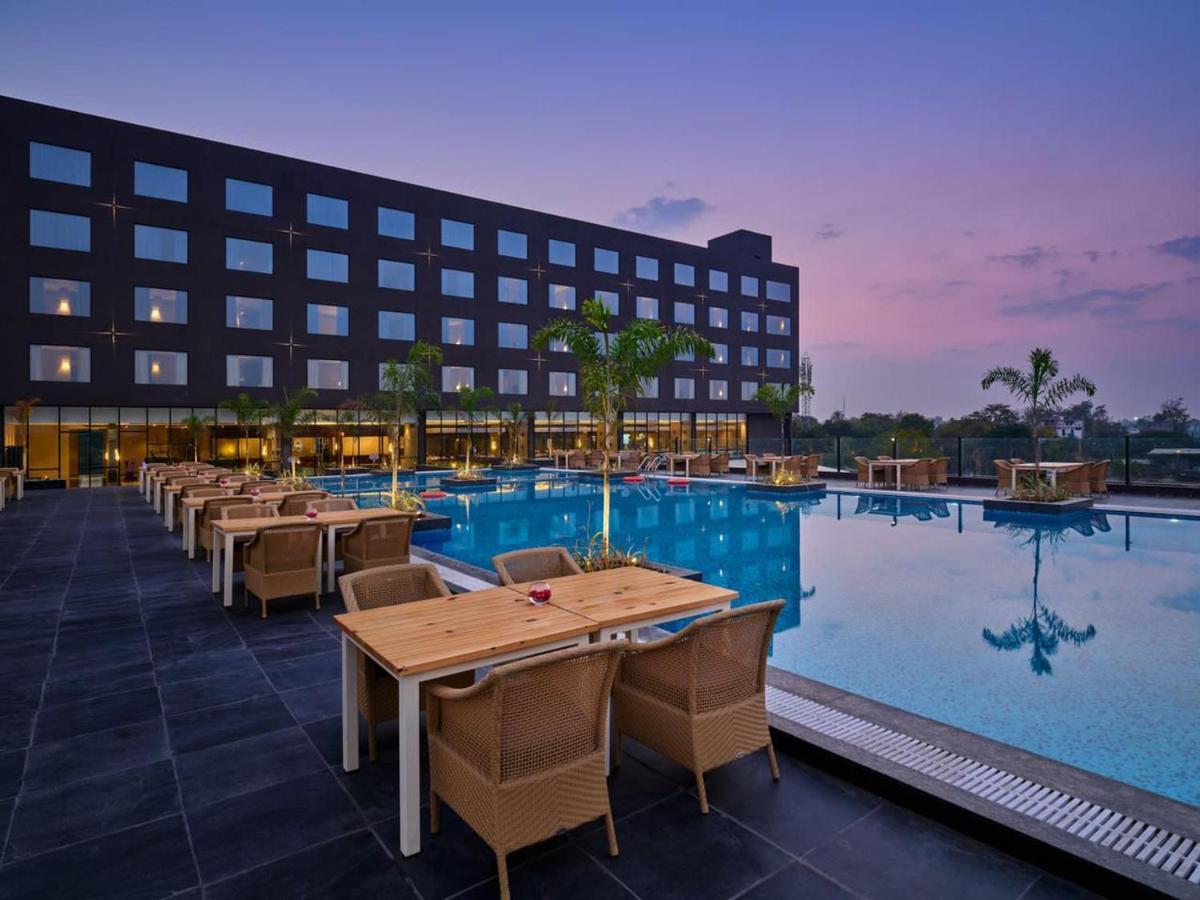 Essentia Luxury Hotel Индор Екстериор снимка