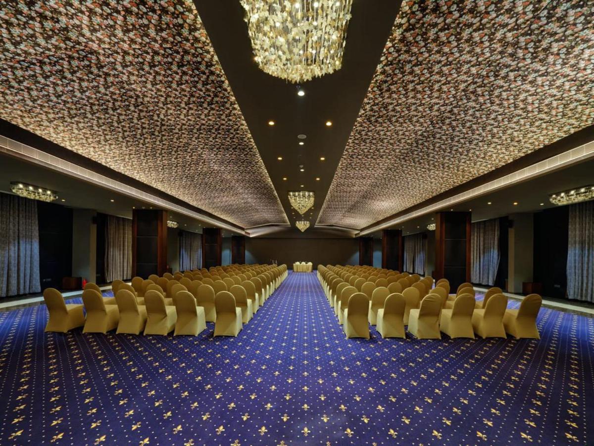 Essentia Luxury Hotel Индор Екстериор снимка