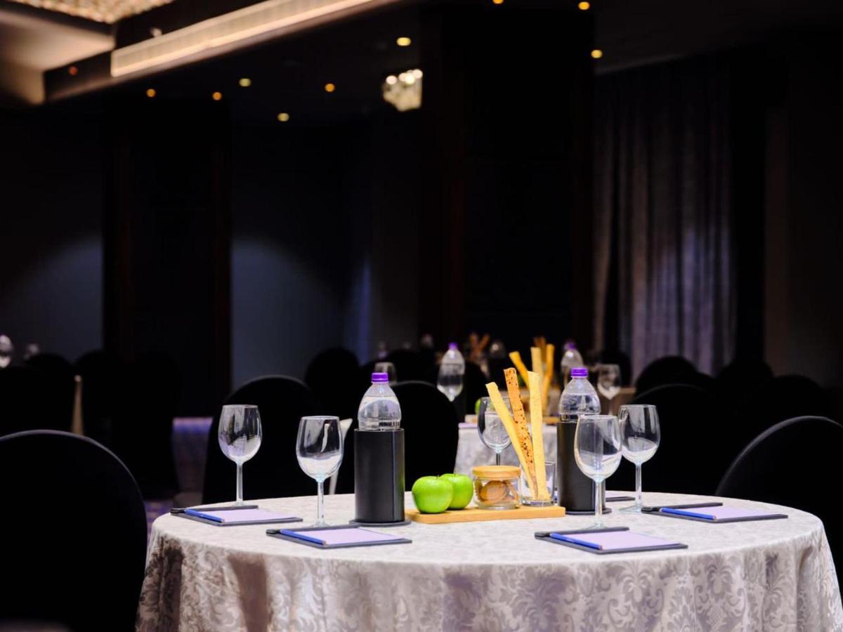 Essentia Luxury Hotel Индор Екстериор снимка