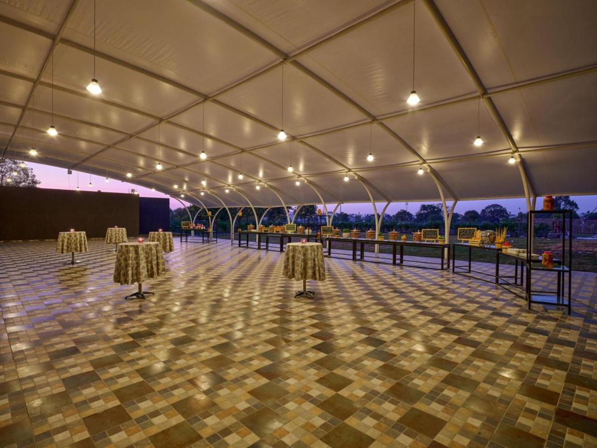 Essentia Luxury Hotel Индор Екстериор снимка