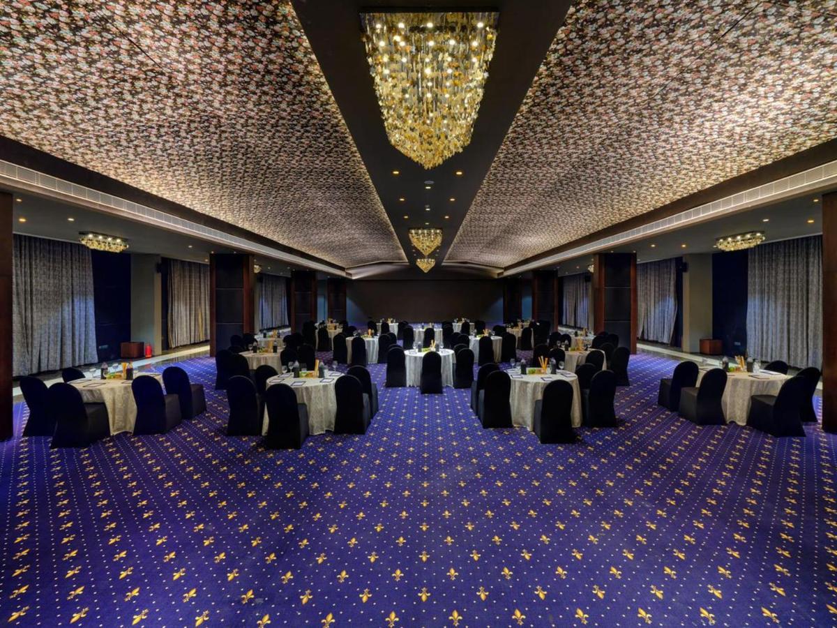 Essentia Luxury Hotel Индор Екстериор снимка