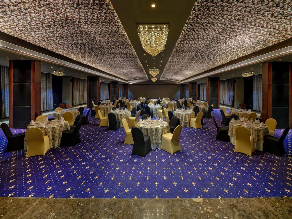 Essentia Luxury Hotel Индор Екстериор снимка