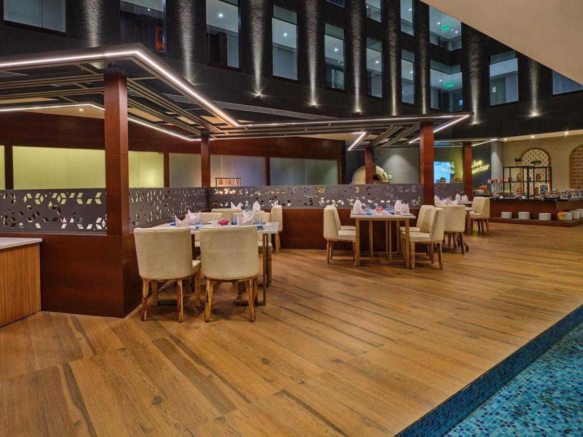 Essentia Luxury Hotel Индор Екстериор снимка